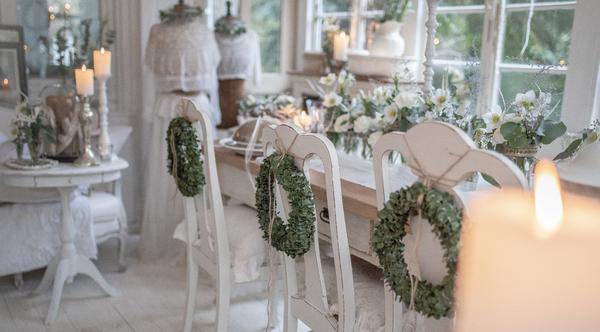 Stühle mit Kränzen